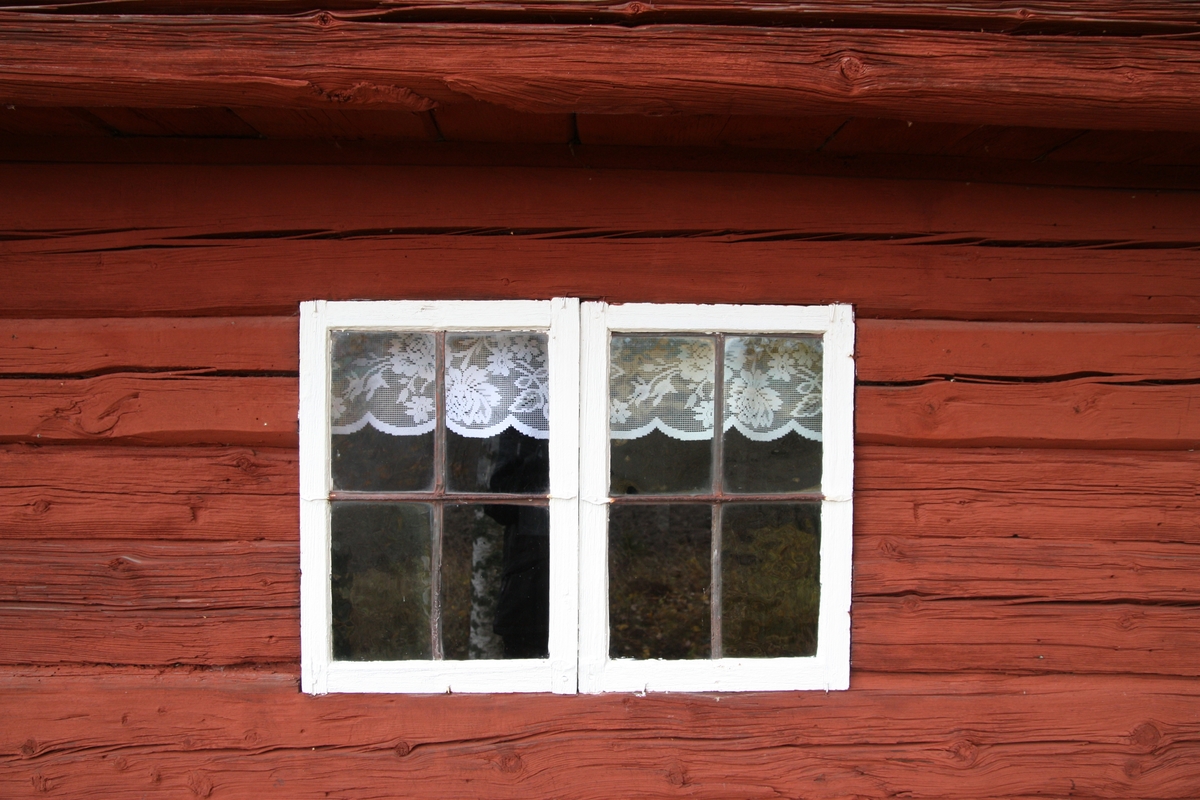 Härbre vid Huddunge hembygdsgård, Prästgården 1:1, Huddunge socken, Uppland 2014