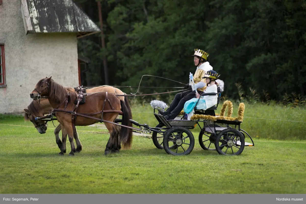 Hästfesten på Tyresö slott med konferencier Owe Sandström, Slottshästen. Hästar, ryttare och ekipage med vagn eller käpphäst tävlar och visar upp sig i parken bland åskådare som besöker evenemanget.