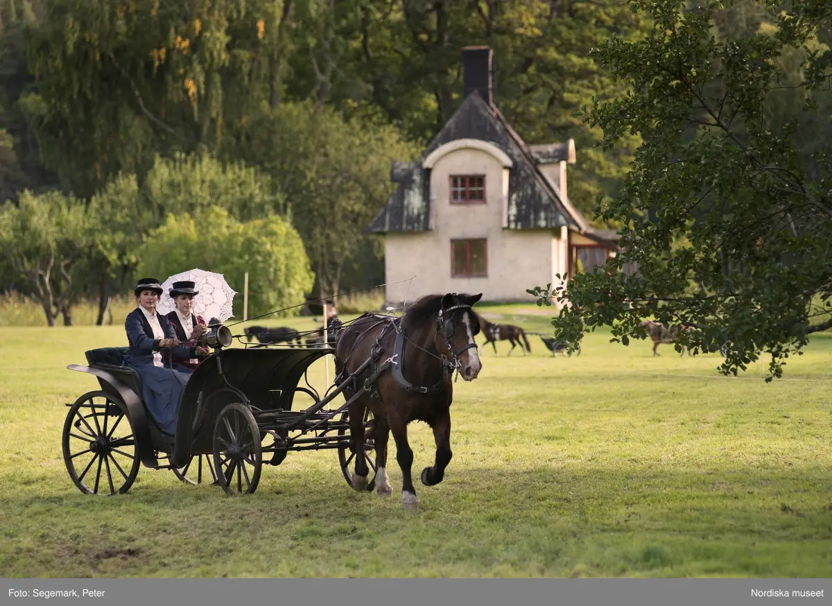 Hästfesten på Tyresö slott med konferencier Owe Sandström, Slottshästen. Hästar, ryttare och ekipage med vagn eller käpphäst tävlar och visar upp sig i parken bland åskådare som besöker evenemanget.