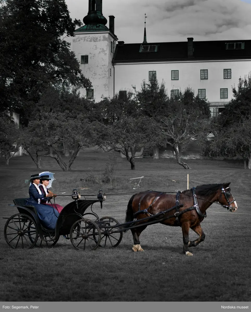 Hästfesten på Tyresö slott med konferencier Owe Sandström, Slottshästen. Hästar, ryttare och ekipage med vagn eller käpphäst tävlar och visar upp sig i parken bland åskådare som besöker evenemanget.
