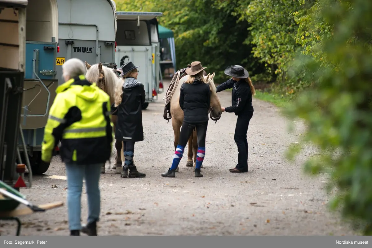Hästfesten på Tyresö slott med konferencier Owe Sandström, Slottshästen. Hästar, ryttare och ekipage med vagn eller käpphäst tävlar och visar upp sig i parken bland åskådare som besöker evenemanget.