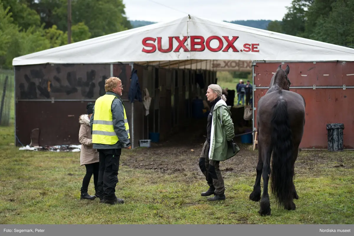 Hästfesten på Tyresö slott med konferencier Owe Sandström, Slottshästen. Hästar, ryttare och ekipage med vagn eller käpphäst tävlar och visar upp sig i parken bland åskådare som besöker evenemanget.