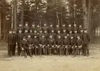 Grupporträtt av officerare vid officersvolontärskolan på Karlsborg 1889-1890.
För namn, se bild nr. 3.