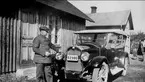 Karlsborg Rödesund, taxiägare Georg Fallander vid en av bilarna av märket Buick som ingick i hans rörelse år 1925. En av hans bilar var sju-sitsig. Neg finns. Se även bilaga till 56364.