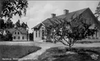 Karlsborgs första skolor. Skolan till vänster byggdes år 1913, skolan till höger år 1907. Skolorna låg där Centralskolan nu ligger. Kortet finns ej på museet.