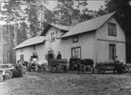 Karlsborg, Nordstjärnas bryggeri, Bryggaregatan 11. Hästar och ölutkörare framför byggnaden. Byggnaden inköptes senare av Thorsten och Lilly Sundqvist och byggdes om till bostad. Detta var Lillys barndomshem. Bryggeriet lades ner omkr 1970. Neg finns. Gåva av Gert Birath, Karlsborg.