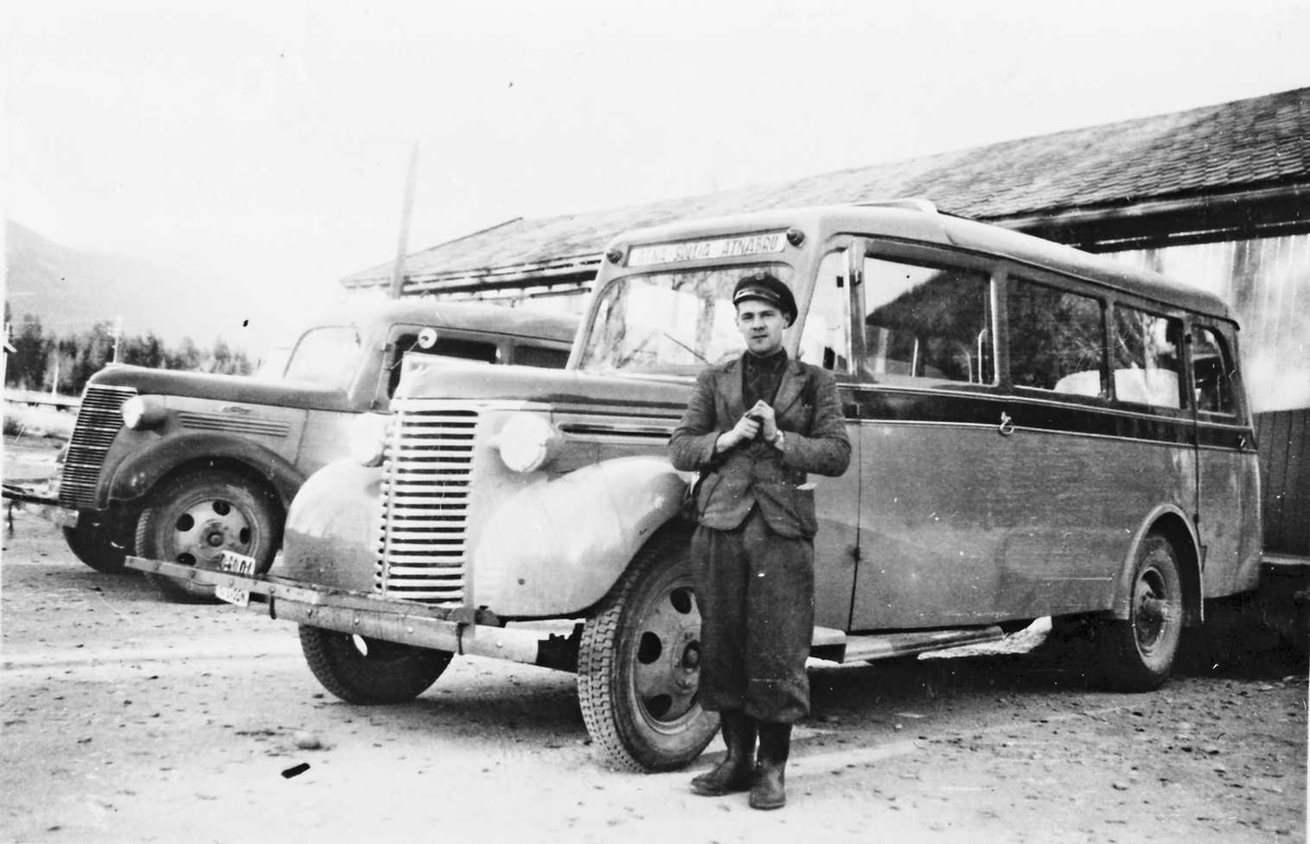 Paal Vaagan med rutebilen på Atna. Okt. 1939.