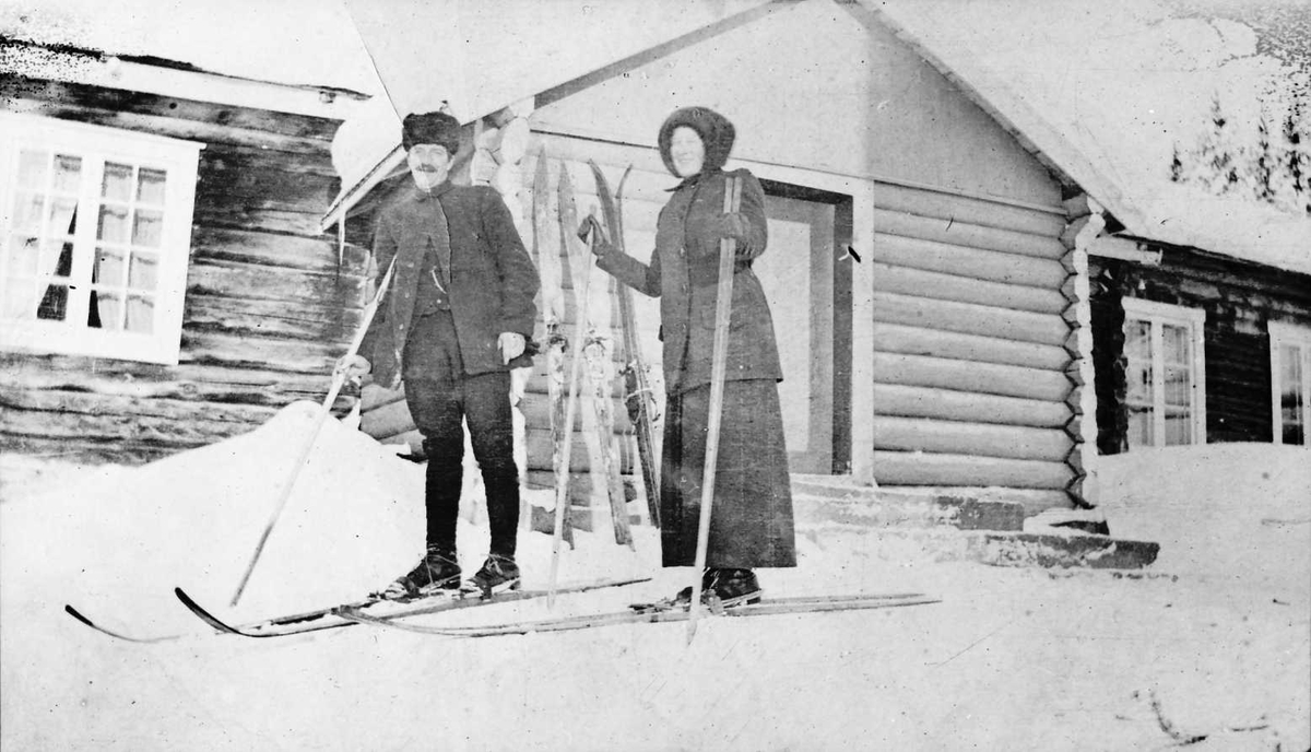 Inga og Petter Grindflek på ski. Søndre Romenstad, Unset. 