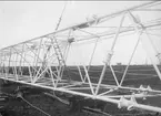 Karlsborgs radiostation i Kråk. Masten klar för resning, år 1916. Masterna är konstruerade av professor K Ljungberg, Stockholm, var 210 m höga och vägde 25 ton. Foto: Alfred Sjöberg, Karlsborg. Masterna revs i mars år 2001.