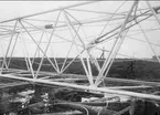 Karlsborgs radiostation i Kråk. Masten klar för resning, år 1916. Masterna är konstruerade av professor K Ljungberg, Stockholm, var 210 m höga och vägde 25 ton. Foto: Alfred Sjöberg, Karlsborg. Masterna revs i mars år 2001.