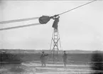 Karlsborgs radiostation i Kråk. Block mellan spel och mast, från mastresningen, år 1916. Masterna är konstruerade av professor K Ljungberg, Stockholm. Foto: Alfred Sjöberg, Karlsborg. Masterna revs i mars år 2001.