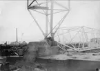 Karlsborgs radiostation i Kråk. Från mastresningen, år 1916. Masterna är konstruerade av professor K Ljungberg, Stockholm, var 210 m höga och vägde 25 ton. Foto: Alfred Sjöberg, Karlsborg. Masterna revs i mars år 2001.