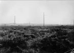 Karlsborgs radiostation i Kråk. Från mastresningen, år 1916. Masterna är konstruerade av professor K Ljungberg, Stockholm, var 210 m höga och vägde 25 ton. Foto: Alfred Sjöberg, Karlsborg. Masterna revs i mars år 2001.