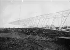 Karlsborgs radiostation i Kråk. Från mastresningen, år 1916. Masterna är konstruerade av professor K Ljungberg, Stockholm, var 210 m höga och vägde 25 ton. Foto: Alfred Sjöberg, Karlsborg. Masterna revs i mars år 2001.