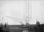 Karlsborgs radiostation i Kråk. Från mastresningen, år 1916. Masterna är konstruerade av professor K Ljungberg, Stockholm, var 210 m höga och vägde 25 ton. Foto: Alfred Sjöberg, Karlsborg. Masterna revs i mars år 2001.