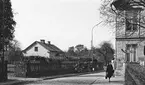 Hörnet av Hunnebergsgatan och Barfotegatan i Linköping 1971. Till vänster ses trädgårdsmästarebostaden på platsen för kommande Stift- och Landsbiblioteket. Till höger skymtar bebyggelse i kvarteret Aspen.