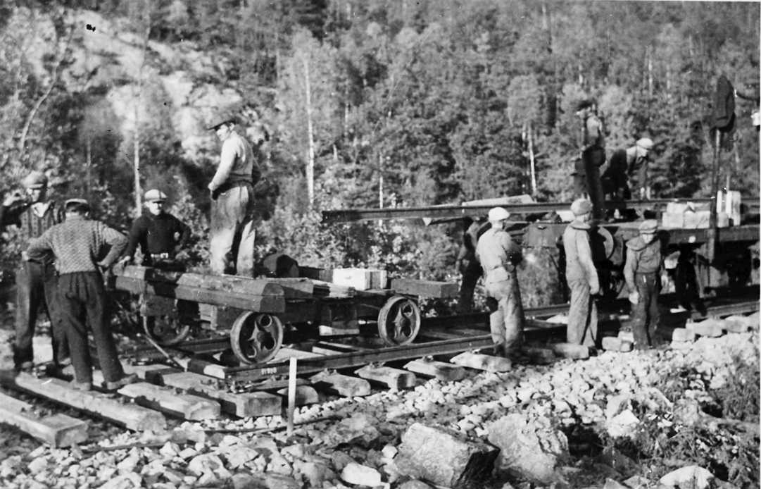 Skinnelegging pågår under bygging av Sørlandsbanen i 1941. 