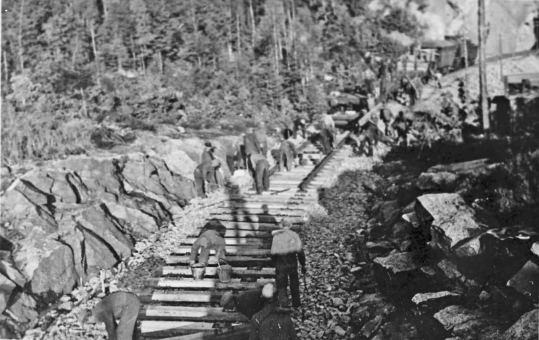 Fra Sørlandsbanen i 1941. En gjeng fra Østerdalen som holder på med skinnelegging. 