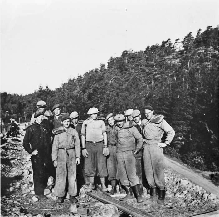 En gjeng Østerdøler som svillesjauere på Sørlandsbanen i 1941. 