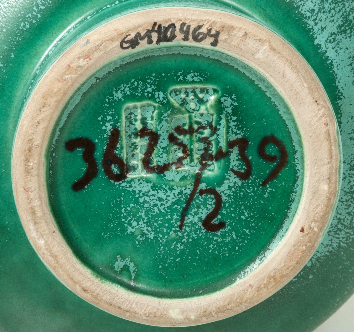 Vas, Bo Fajans, formgivare Gösta Boberg. Atomglasyr 39, havsgrön med ljusgrå patina. Modell: 3625/2 -39.