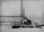 Karlsborgs radiostation i Kråk. Från mastresningen, år 1916. Masterna är konstruerade av professor K Ljungberg, Stockholm, var 210 m höga och vägde 25 ton. Foto: Alfred Sjöberg, Karlsborg. Masterna revs i mars år 2001.