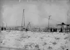 Karlsborgs radiostation i Kråk. Från mastresningen, år 1916. Masterna är konstruerade av professor K Ljungberg, Stockholm, var 210 m höga och vägde 25 ton. Foto: Alfred Sjöberg, Karlsborg. Masterna revs i mars år 2001.