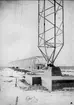 Karlsborgs radiostation i Kråk. Från mastresningen, år 1916. Masterna är konstruerade av professor K Ljungberg, Stockholm, var 210 m höga och vägde 25 ton. Foto: Alfred Sjöberg, Karlsborg. Masterna revs i mars år 2001.