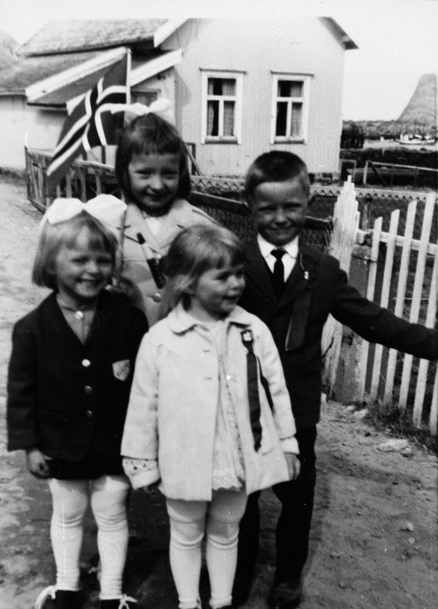 Fire barn med flagg ca.1966-67 i Medfjordvær i Berg.