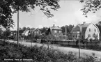 Karlsborg, Storgatans äldsta bebyggelse från Centralskolan och norr ut. Villan närmast byggd av Oskar Helge finns fortfarande kvar. Fotot är taget omkr 1930. Kortet tillhör Karl-Axel Hanssons album.