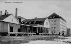 Fästningen, kronobageriet och till höger havremagasinet. Byggda år 1911 - 1912. Kortet finns ej på museet.