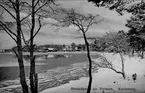 Karlsborg, strandparti av Vättern. I bakgrunden syns fästningen med stenbryggeområdet, verkstadsområdet och smedjan. Kortet finns ej på museet.