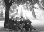 Kulturpersonligheter på en parkbänk i allén mellan Vasavägens körbanor. Från vänster; kapten Victor von Feilitzen, ingenjör Alf Samson, kapten Henric Westman och tandläkare Ebbe Johansson.