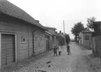 Nyfikna barn på Vistenagatan 1913.