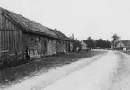 Bodlängor utmed vägstråk i Skänninge 1913. Platsen har lokaliserats till Bjälbotullen vid stadens sydvästra infart.