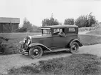 Chaufför Emil Hultgren i sin Chevrolet från sent 1920-tal. Bilden är möjligtvis tagen i Björksäter där Hultgren bodde från 1934 till sin bortgång 2003. Från 1937 var han gift med Vera Inez Aurora, född Hägg (1907-2005). Bilden tagen omkring 1930.