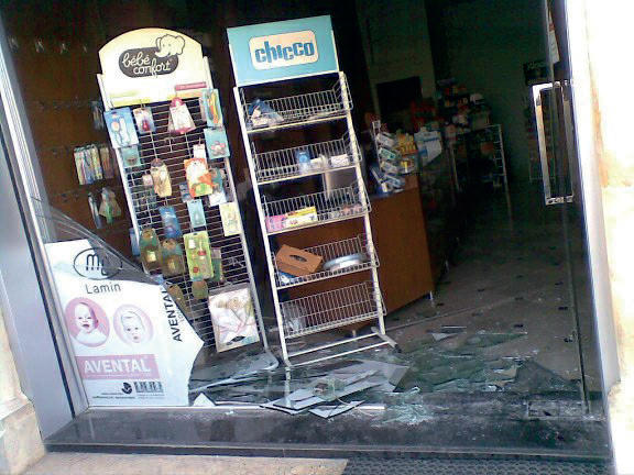 Knuste vinduer og ødelagte varer i et av Mohamad apotek i Aleppo.