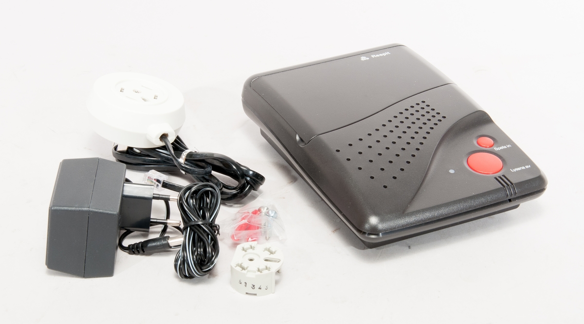Kodstyrd telefonsvarare med mikrokassett MC-20, med nätadapter och mikrokassett, i originalkartong.