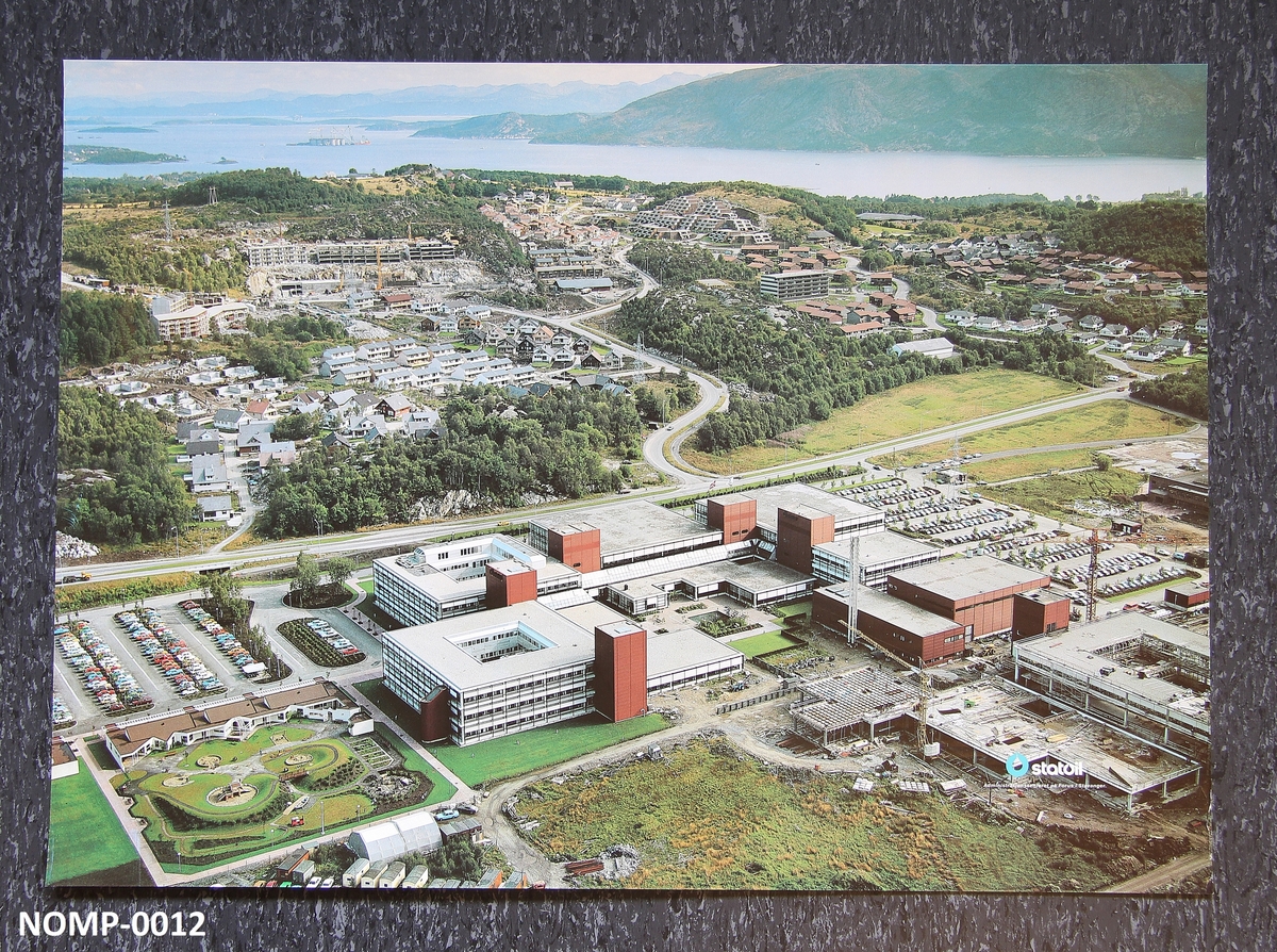 Statoils hovedkontor på Forus. I bakgrunnen Gandsfjorden med en Condeep betongplattform under bygging og lenger ute mot Tau ligger også en plattform.