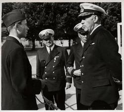 Lägre befäl i samtal med högre befäl.