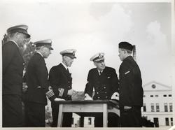 Befäl i diskussion med beväring.