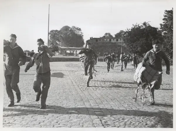 På språng med livräddningsvästar.