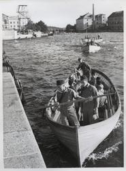 Matroser som är ute och ror.