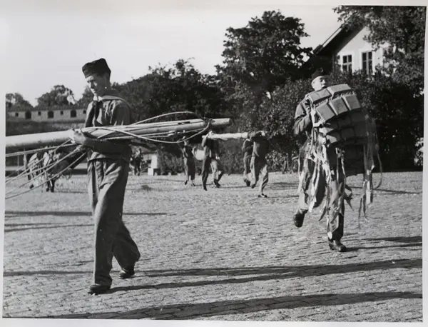 2 st bärande på livvästar.