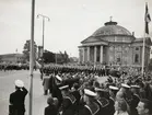 Militärer i cermoni på stortorget i Karlskrona. I bakgrunden syns Tyska kyrkan.