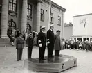 Militärer framför rådhustrappan på torget i Karlskrona.