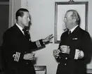 Konteramiral Samuelson (till höger) samtalar med en kapten. De båda männen är uniformsklädda.