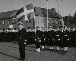 Sjömän står givakt.