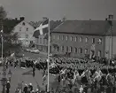 Uniformsklädda flottister uppställda framför gamla posthuset vid Stortorget i Karlskrona.