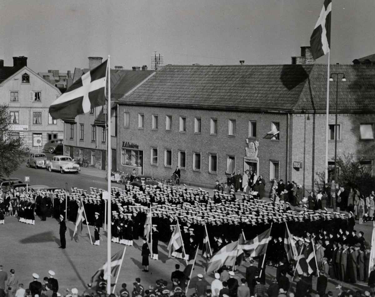Uniformsklädda flottister uppställda framför gamla posthuset vid stortorget i Karlskrona.