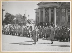 Lottor utanför Trefaldighetskyrkan.